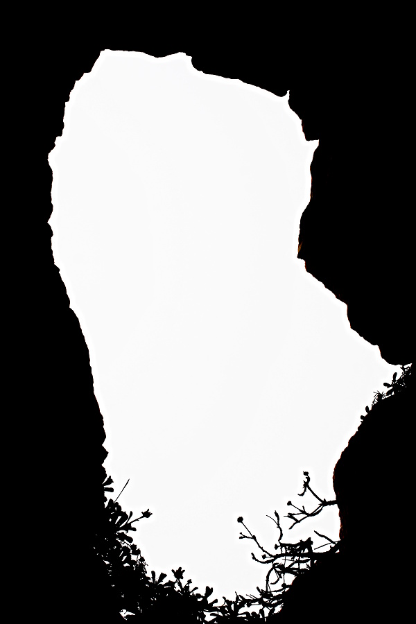 Prírodné okienko v skale, fotené z tunelu popod mys Carmen